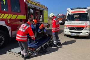Übergabe eines Geretteten an den Rettungsdienst