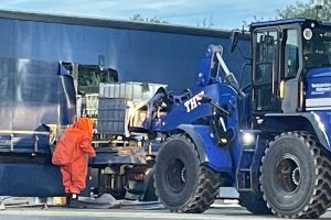 Bergung des IBC Containers mit Hilfe des Radladers des THW