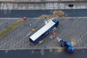 Auslaufender Gefahrstoff auf Parkplatz an der A2